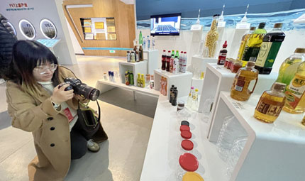                                           重慶涪陵：“千億”新材料產業跑出“加速度”                            胡虹 焦磊 2023年02月20日                            新材料能做什么？你手里拿著的塑料瓶，你身上穿著的有彈力的運動裝，還有你駕駛的新能源汽車的電池外殼都是新材料的成品。如今，利用新材料制作的成品已經和我們的生活密不可分，而“涪陵造”的新材料更是運用到全國眾多高新技術產品。                【詳細】                           