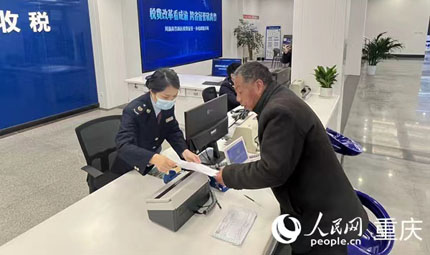                                           川渝高竹新區：唱好“雙城記” 當好“橋頭堡”                            胡虹 焦磊 2023年02月21日                             “重慶、四川的事在這里都可以辦?！贝ㄓ甯咧裥聟^稅費征管服務中心負責人潘縉生向前來咨詢的市民介紹。2月20日，“走進區域看發展·川渝奮楫譜新篇”網上主題宣傳采訪團走進川渝高竹新區，近距離感受全國首個跨省域實體化運行的共建新區發生的新變化。                【詳細】                           