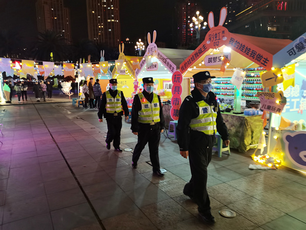 民警在集市巡邏防控。南岸區公安分局供圖