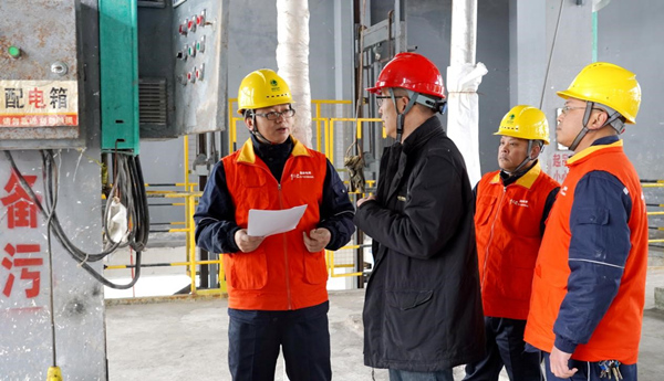 國家電網紅巖（長壽園區）共產黨員服務隊了解企業生產計劃和用電需求。劉科研攝