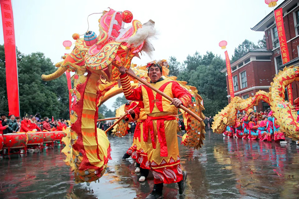 舞龍演出。藺市街道供圖