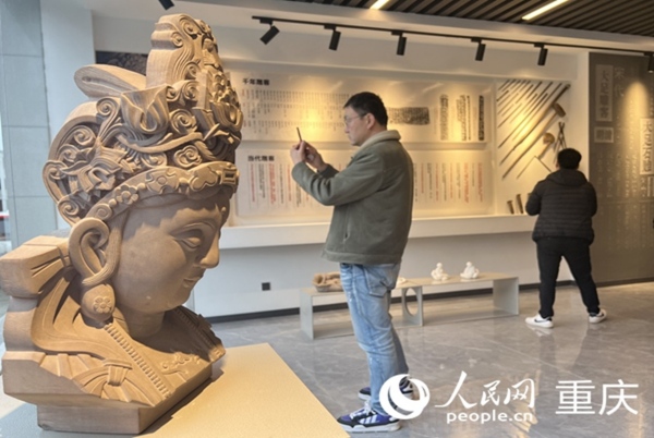 采訪團記者拍攝石雕作品。人民網 胡虹攝