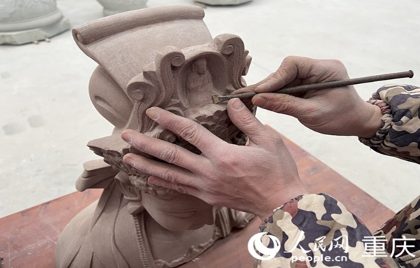 石雕工匠在精雕石像。人民網 胡虹攝