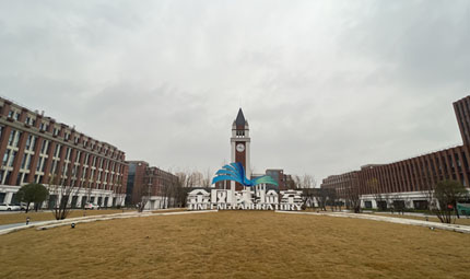                                           點燃“科創引擎” 西部（重慶）科學城加快打造高能級創新平臺                            胡虹 焦磊 2023年02月22日                             鳳棲湖畔，科學城央。這里坐落著重慶實驗室的“新樣板”、國家實驗室的“生力軍”，舉全市之力高標準、高起點打造的金鳳實驗室。金鳳實驗室占地面積128畝，5棟樓呈U型布局，總建筑面積13.5萬平方米。樓宇之間的空中連廊將彼此串聯在一起，形成一個整體，成為西部（重慶）科學城的新地標。                【詳細】                           