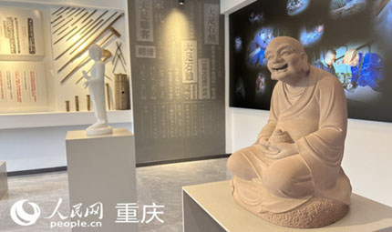                                           重慶大足：讓石刻“說話” 讓雕客“生根”                            胡虹 焦磊 2023年02月23日                              大足石刻位于重慶市大足區境內，是唐、五代、宋時所鑿造，明、清兩代亦續有開鑿?，F為世界文化遺產，世界八大石窟之一。在大足石刻1300余年傳承過程中，形成了獨具地方特色的石雕技藝，孕育了一大批優秀的雕刻工匠，“雕刻經濟”歷經千年而不衰。大足石雕匠人群體被業界稱為“大足雕客”。                【詳細】                           