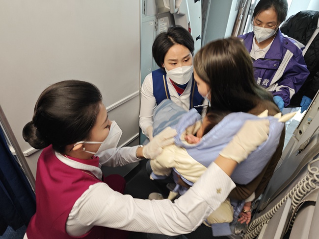 空乘人員對患病女童進行救護。重慶航空供圖