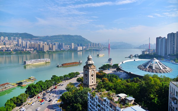 長江萬州段，黃金水道船來船往。付作僑攝