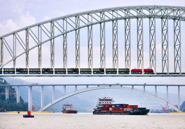 長江萬州段，鐵水聯運運輸繁忙。付作僑攝