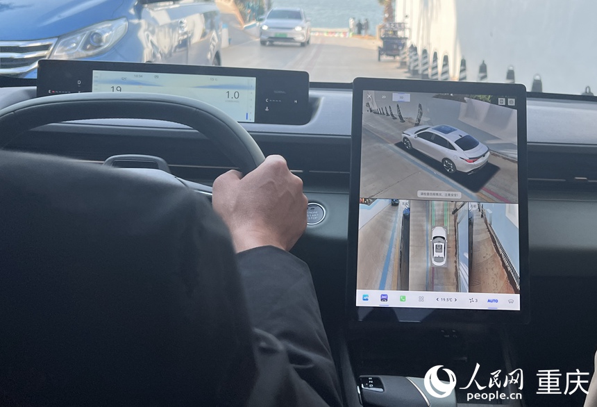 逸達內部懸浮式13.2英寸豎向中控大屏幕。人民網 胡虹攝