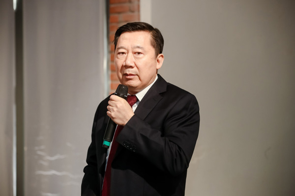 李發成進行課題分享。重慶華美整形外科醫院供圖