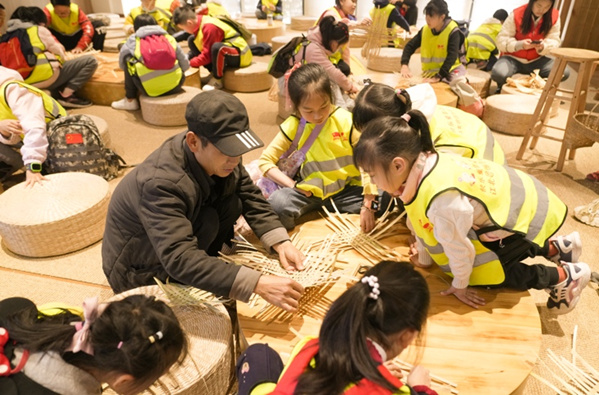 孩子們學習竹編技藝。共青團江北區委供圖