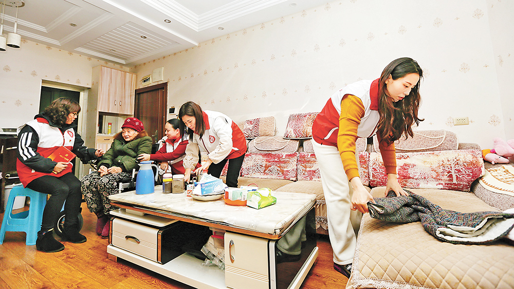 三月一日，萬盛經開區北一社區，社區“紅色管家”走進空巢老人家中提供志愿服務，與老人拉家常。通訊員 王瀘州 攝\視覺重慶