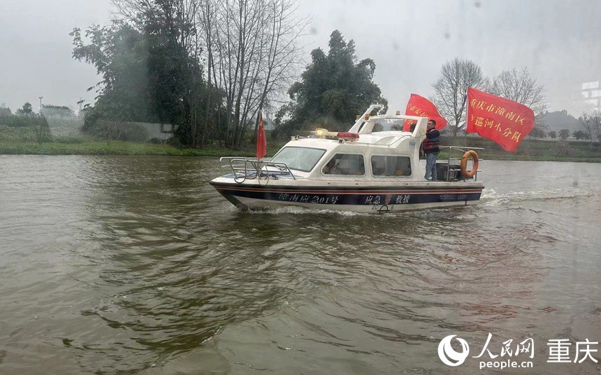 川渝聯合河長辦的工作人員正在巡查瓊江。人民網 焦磊攝