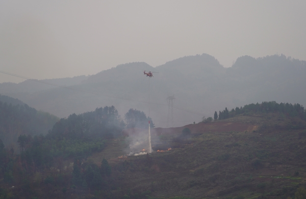 直升機高空投水滅火作業。吳莉攝