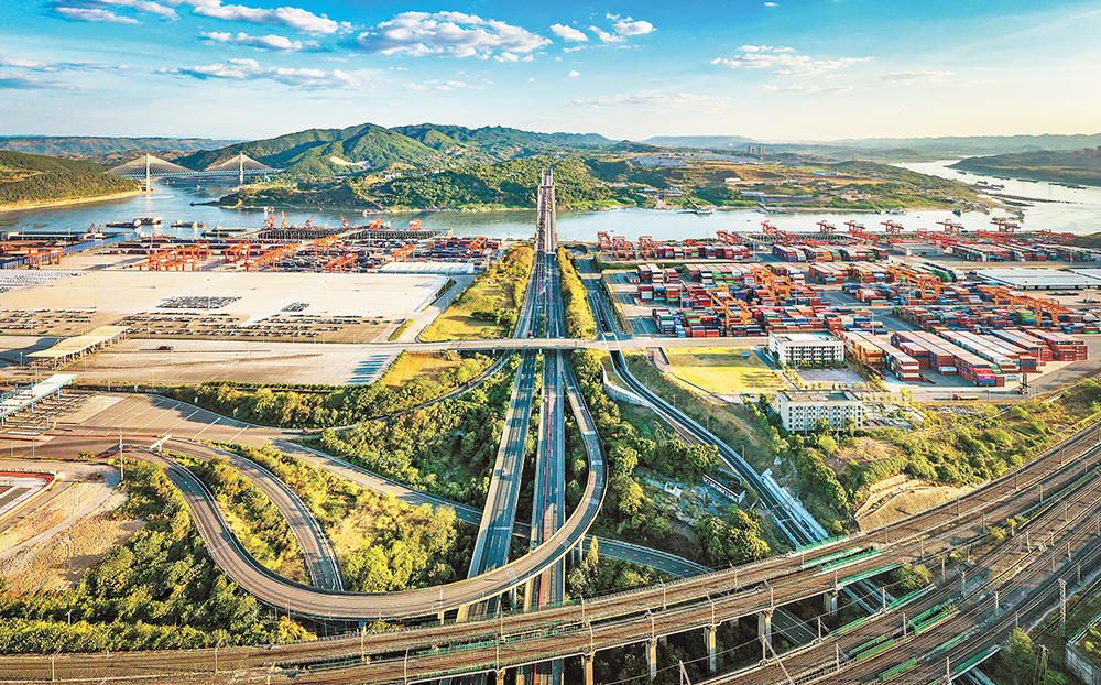 重慶果園港，無人化、智慧化的集裝箱碼頭。（攝于2022年8月14日） 首席記者 龍帆 實習生 尹詩語 攝/視覺重慶