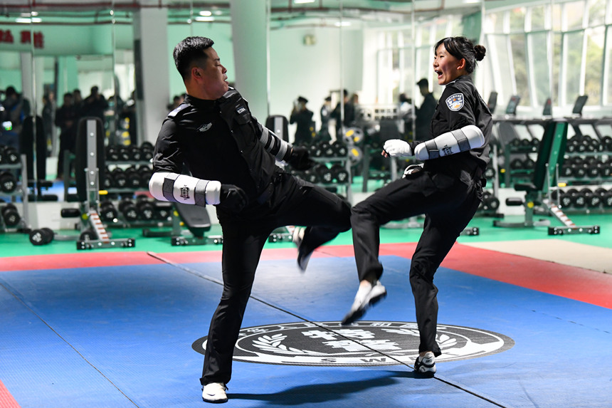 女特警格斗對抗訓練。鄒樂攝