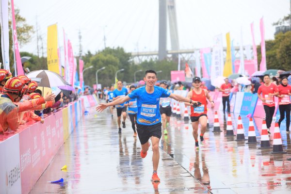 奔跑中的參賽選手?；顒咏M委會供圖