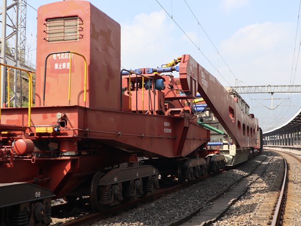 圖為 “白鶴灘”水電工程配套特高壓超限變壓器運輸最后一趟專列。