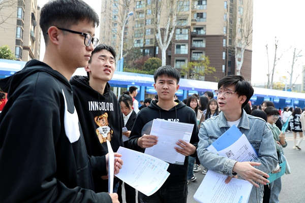 老師現場就業指導。葉澤陽攝