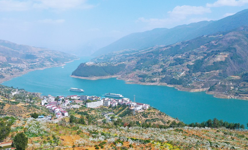 長江豪華游輪行駛在重慶市巫山縣曲尺鄉境內。盧先慶攝