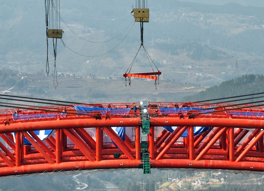 渝湘復線高速公路雙堡特大橋主拱合龍。渝湘復線高速有限公司供圖