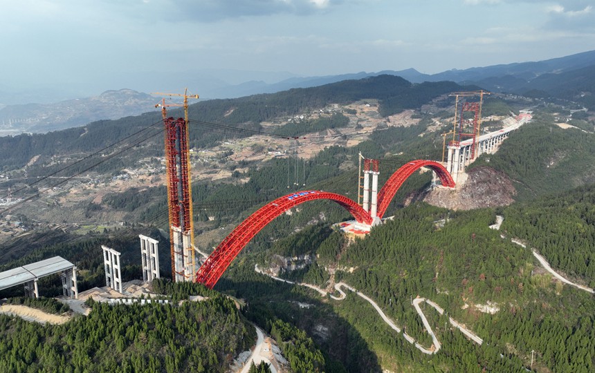 渝湘復線高速公路雙堡特大橋主拱合龍。渝湘復線高速有限公司供圖