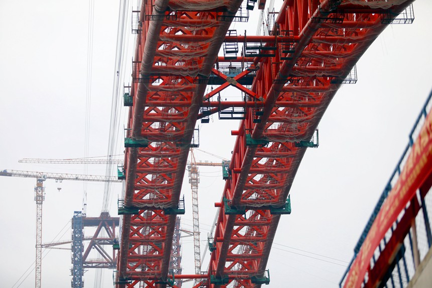 渝湘復線高速公路雙堡特大橋主拱合龍。渝湘復線高速有限公司供圖