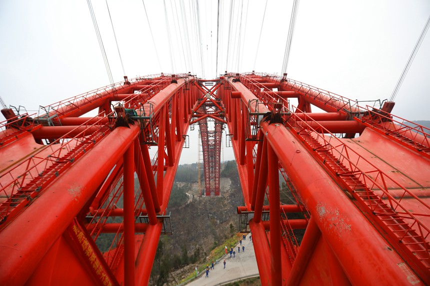 渝湘復線高速公路雙堡特大橋主拱合龍。渝湘復線高速有限公司供圖