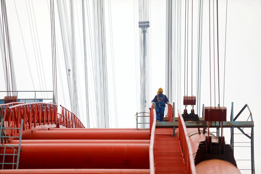 渝湘復線高速公路雙堡特大橋主拱合龍。渝湘復線高速有限公司供圖