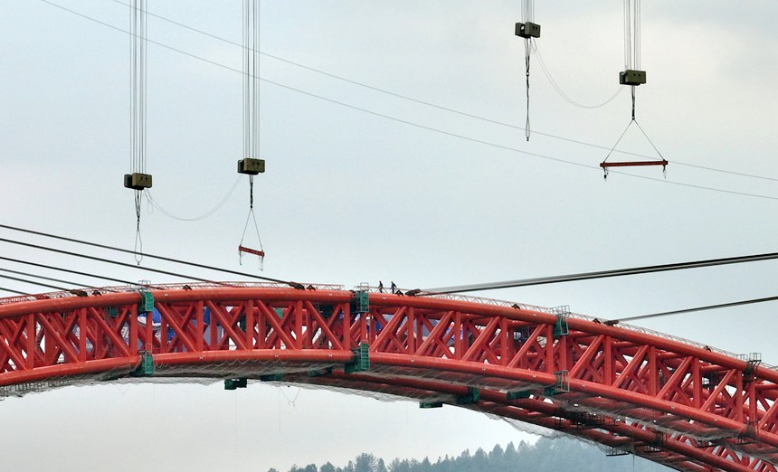 渝湘復線高速公路雙堡特大橋主拱合龍。渝湘復線高速有限公司供圖