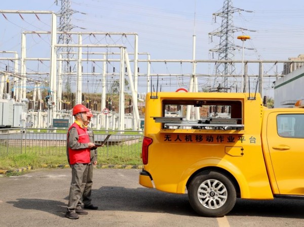 四臺無人機一鍵起飛開展線路智能巡檢。朱芳攝