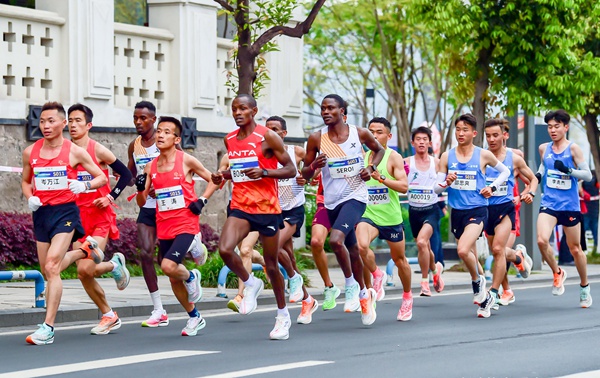 參賽選手在奮力奔跑。長安汽車供圖