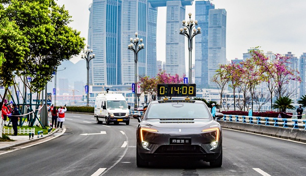 2023長安汽車重慶馬拉松現場，3臺電機版阿維塔11組隊領航。長安汽車供圖