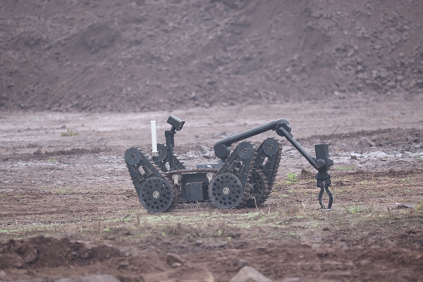 機器人正夾取放射源。重慶市生態環境局供圖