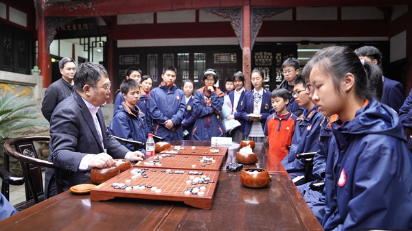 聶衛平與重慶青少年棋手過招。重慶一中供圖