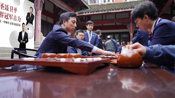 古力與重慶青少年棋手過招。重慶一中供圖