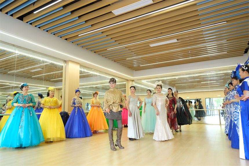 南岸區老年大學銅元局街道分校，時裝表演班學員在老師的指導下進行基本功訓練。郭旭攝