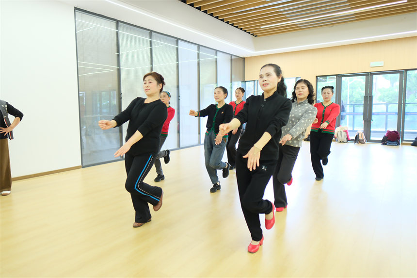 南岸區老年大學銅元局分校，舞蹈班老人學習民族舞。郭旭攝