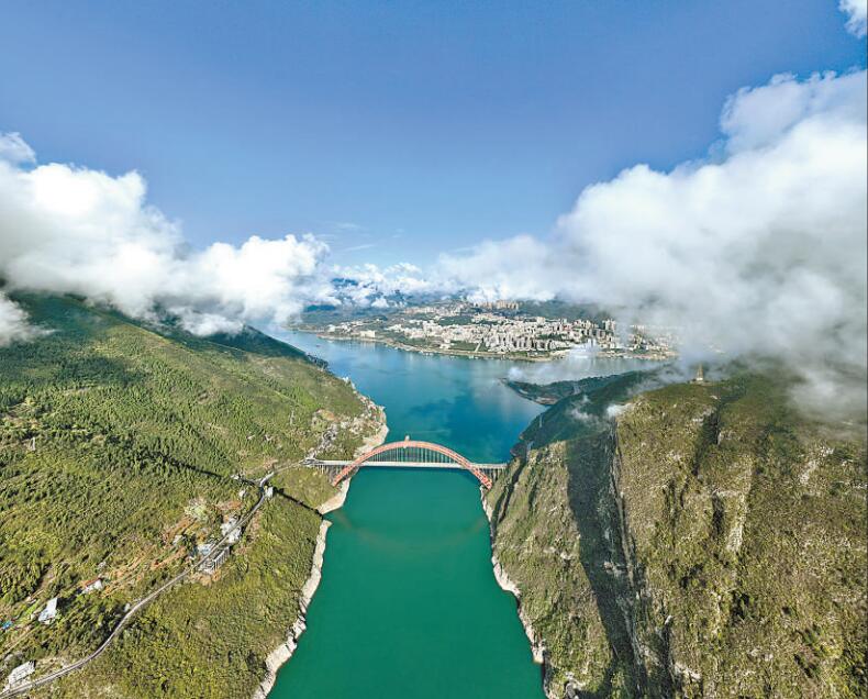 圖片報道｜雨過天晴后的巫峽云霧繚繞