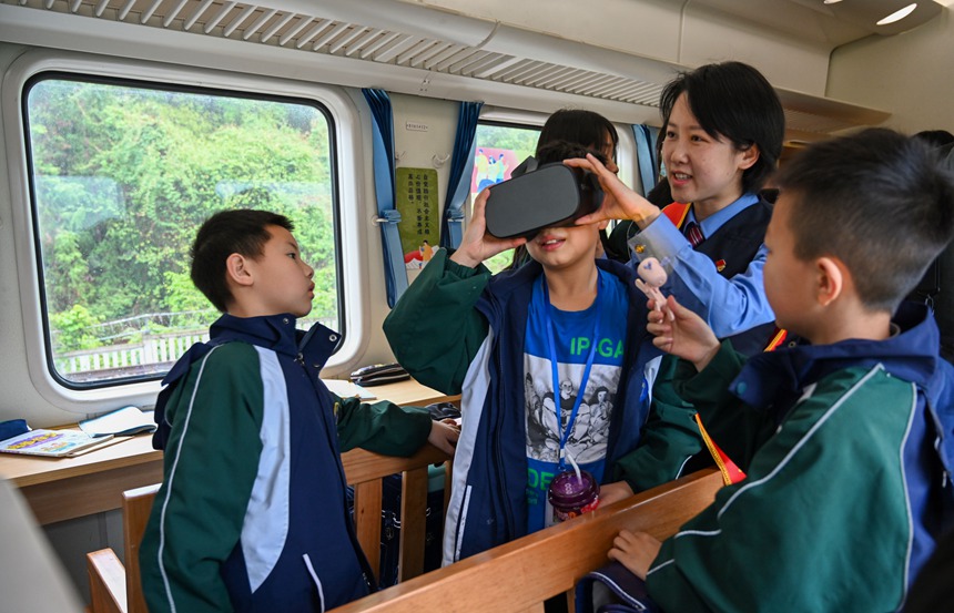 秀山開往重慶北的5610次公益性“慢火車”3號車廂列車書屋。鐘潔攝