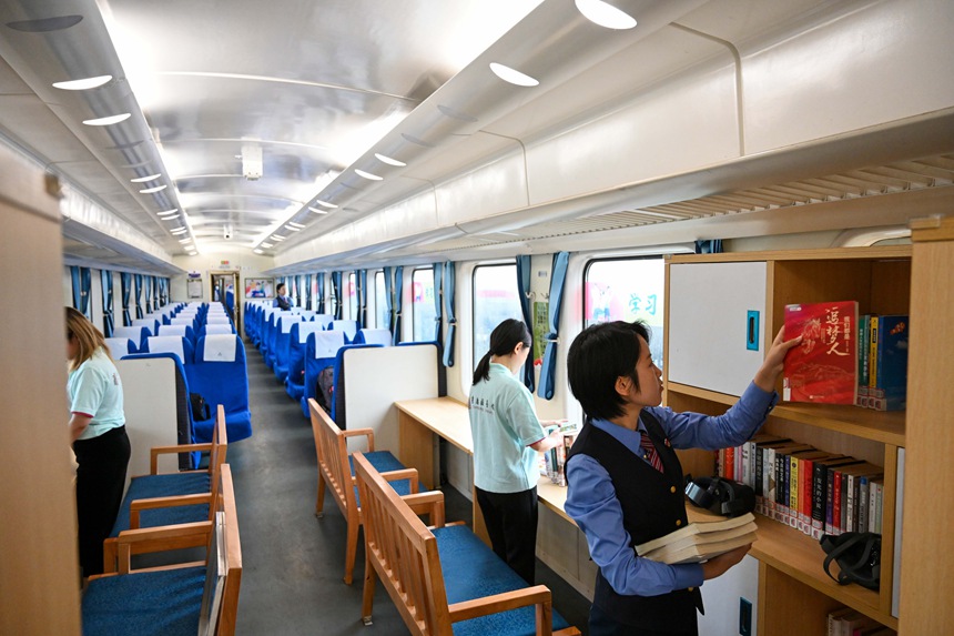重慶客運段、重慶圖書館的志愿者們正在對列車書屋的圖書做最后的調整。鐘潔攝