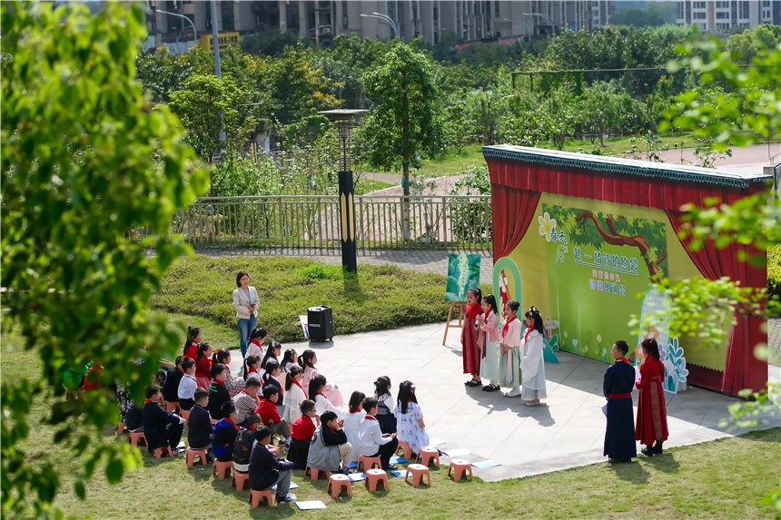 南坪實驗外國語小學舉行詩歌朗誦會。郭旭攝