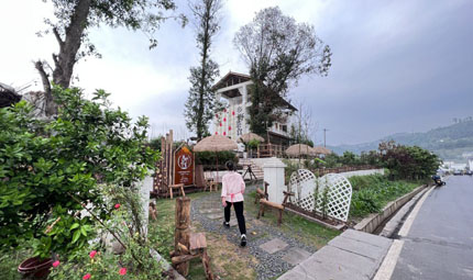                                           重慶涪陵探索“三權分置”改革 美麗鄉村入畫來                            胡虹 2023年04月22日                              “二渡村是世界榨菜第一村，環境宜人，鄉村氣息濃郁。我租了這個農房，設計打造了一個夢想小院，就是想留住鄉愁，讓城里人來享受愜意的鄉村生活?！闭跍蕚湮顼埖膹堺慃惤榻B道。雨后的涪陵，天藍水清、田間綠意盎然……一派生機勃勃。                【詳細】                           