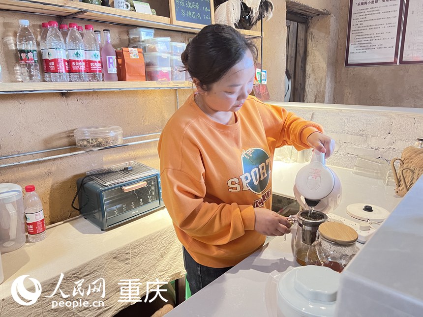 陳燕正在泡茶。人民網 胡虹攝