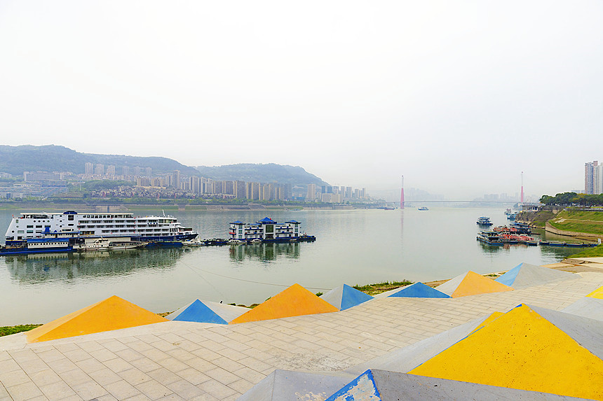 行走在煙波堤，隨時能觀賞萬州江景。曾英豪攝