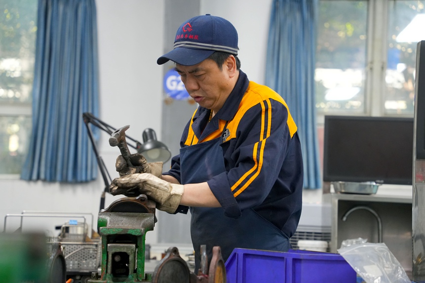 制動鉗工正在進行制動閥分解作業。吳晉超攝