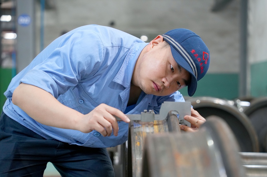 車輛鉗工正在進行輪對尺寸測量作業作業。吳晉超攝