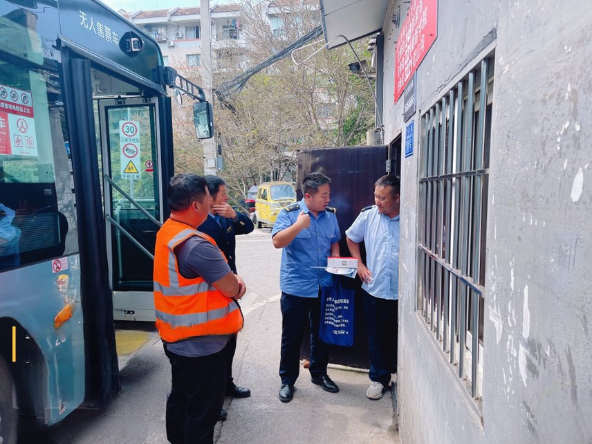 井口站工作人員正在逐門逐戶對路外安全知識進行宣傳。重慶北車務段供圖