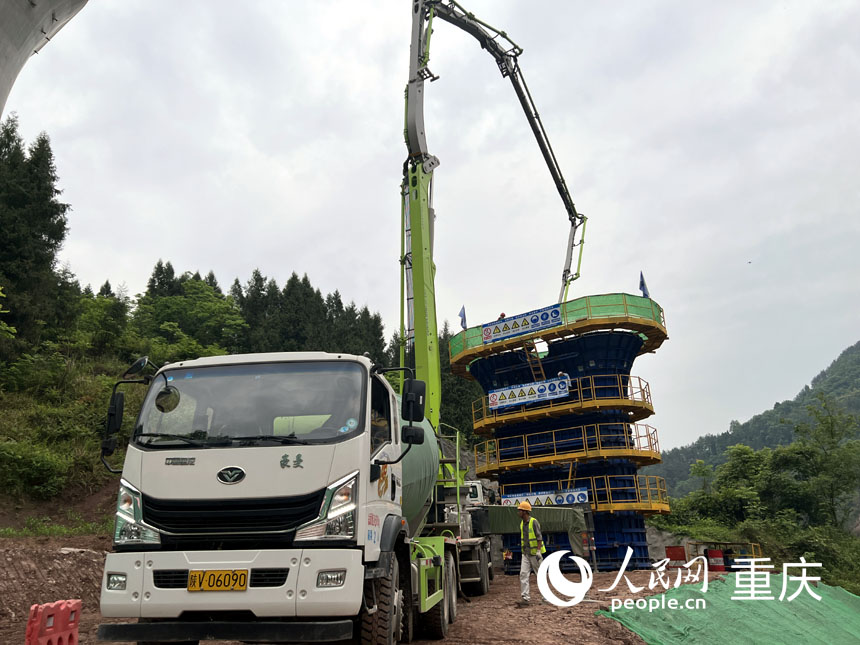 成達萬高速鐵路南河大橋首墩澆筑完成。人民網 胡虹攝