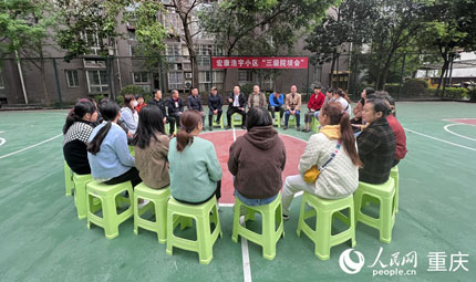                                           重慶：黨建統領，基層治理邁向高效能                            王斌來 劉政寧 胡虹 2023年04月28日                              提升老百姓的獲得感、幸福感、安全感和認同感，基層的高效治理發揮著關鍵作用。4月20日至23日，由中央網信辦網絡傳播局主辦，重慶市委網信辦、人民論壇網承辦的“大國基理”網絡主題宣傳活動（重慶站）舉行。4天時間里，人民網記者深入重慶8個區縣的16個點位進行實地采訪...                【詳細】                           